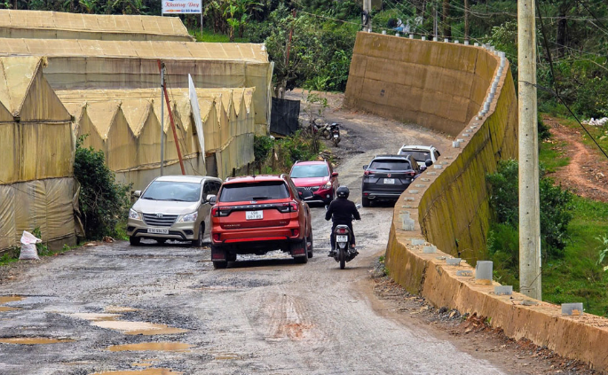 Dự án đường gần 9 km thi công 2 năm vẫn dang dở, người dân khốn khổ Dự án đường gần 9 km thi công 2 năm vẫn dang dở, người dân khốn khổ